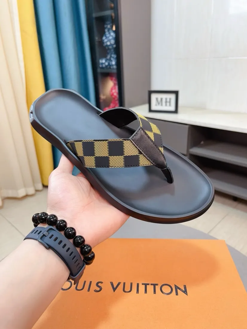 Men's shoes 💰260🌹🌹 (lv-Louis Vuitton) new men's sandals, high-end boutique, exquisite embossed logo decoration on the upper, fine workmanship, super soft soles, casual, loose and comfortable, a must-have in summer! \nsize：38-44